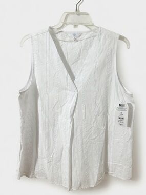 NWT Time & Tru White Eyelet Embroidered Sleeveless V-Neck Button Front Blouse M